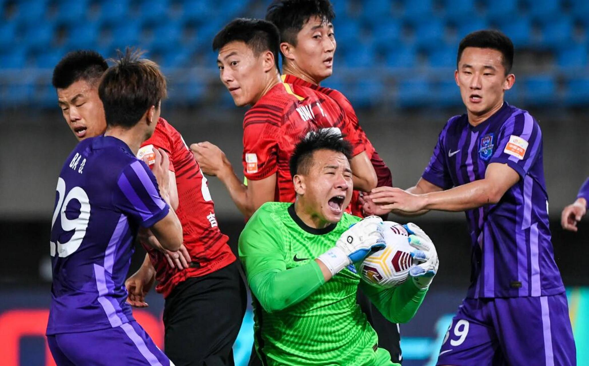 球队实力悬殊，激烈比赛瞬间惊险刺激的简单介绍