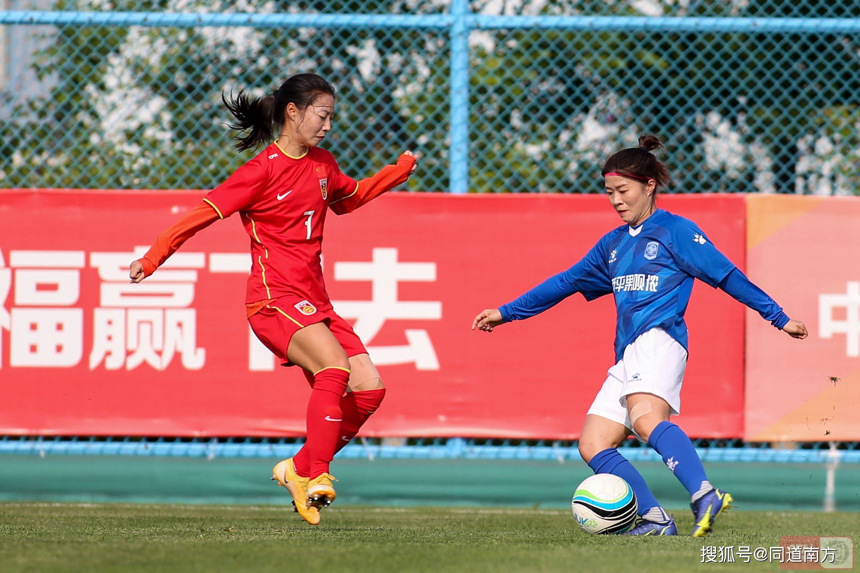 网页版入口-女足比赛球员做客校园，助力学生足球运动的简单介绍